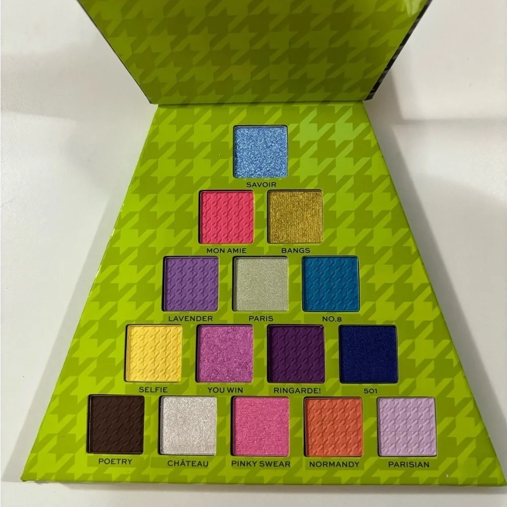 NWT Makeup Revolution X Emily in Paris 15 Piece Eyeshadow Gift Set Palette